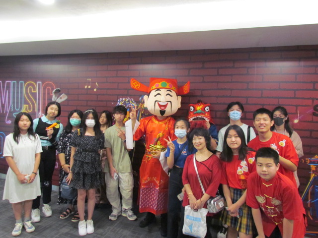DS Residences Chinese New Year reunion dinner — international students celebrating Spring Festival together in Singapore